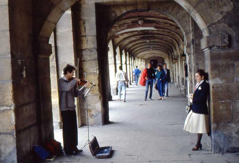 22-Place des Vosges (Paola ascolta Schubert),19 aprile 1987.jpg